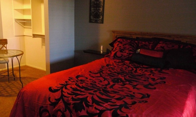 Glendale Condo | Stylish Space 1 mile to ASU, 10 miles to Cardinal's stadium!