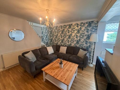 Gravesend Apartment | Stylish & Spacious 2 Storey, 3 Bed Apartment