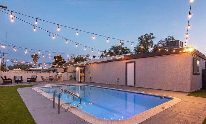 Paradise House | Stylish & Spacious ~ 5★ Location ~ Backyard ~ Pool