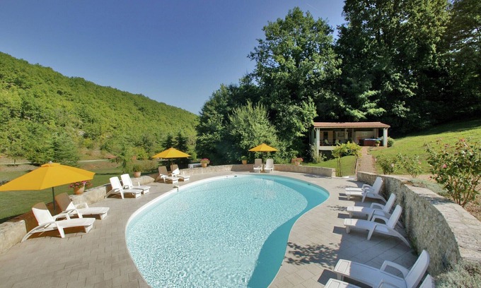 Souillac House | Stylish stay on a private estate with sauna, heated pool and bubble bath