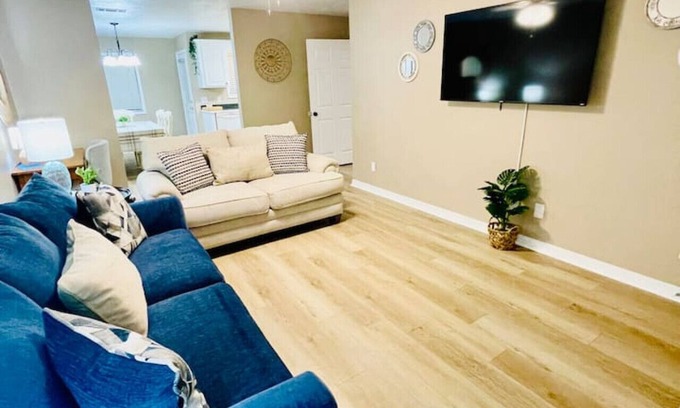 Hammond Apartment | Stylish Townhouse 5 min to downtown Hammond