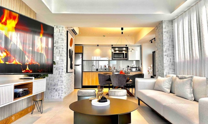 Viejo Arroyo Hondo Apartment | Stylish Upscale Condo, Amazing Terrace with Pool, Great City Views, Near All