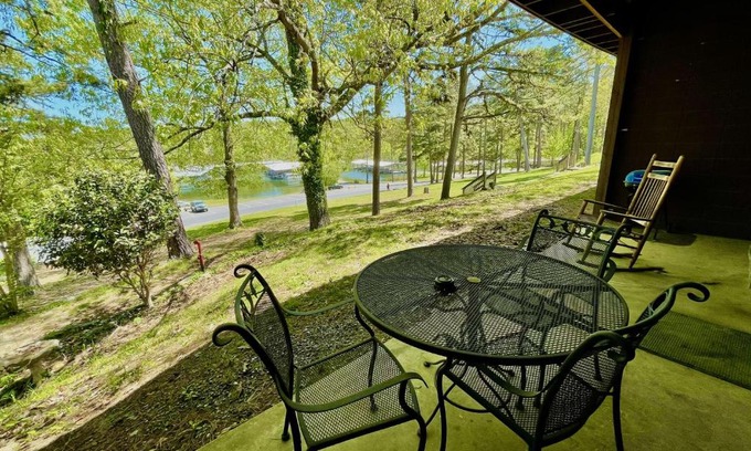 Mount Ida Hotel | SU1, King Studio with king bed, dining area, sleeper sofa and lake view patio Hotel Room