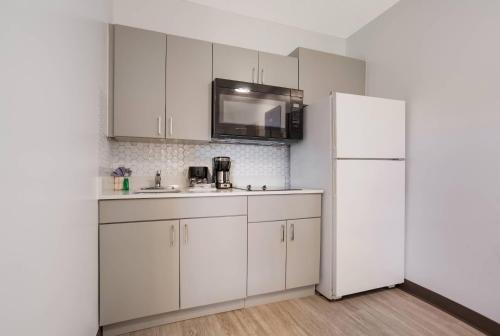 D'Iberville Hotel | Suburban Studios Biloxi North Area