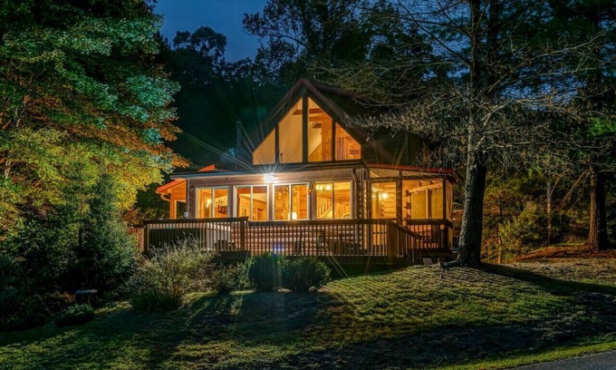 Vein Mountain Cabin | Sugar Hill Cabin 45 Min to Asheville Hot Tub Fire pit