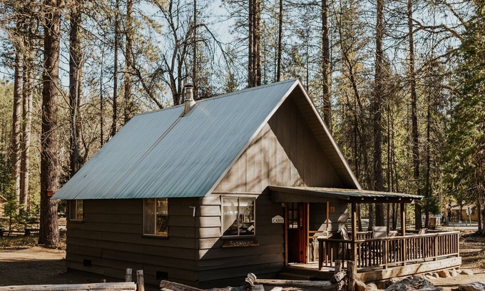Coffee Creek Resort | Sugarpine Cabin located on Coffee Creek in Trinity Alps