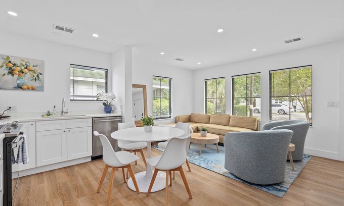 West Ashley House | Suite Magnolia, Hot Tub & Pet Friendly, Mins 2 Dwtn