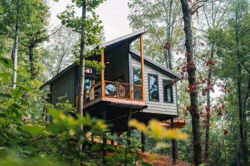 Wildwood House | Summer Breeze at Willow Treehouse -Treetop Escapes