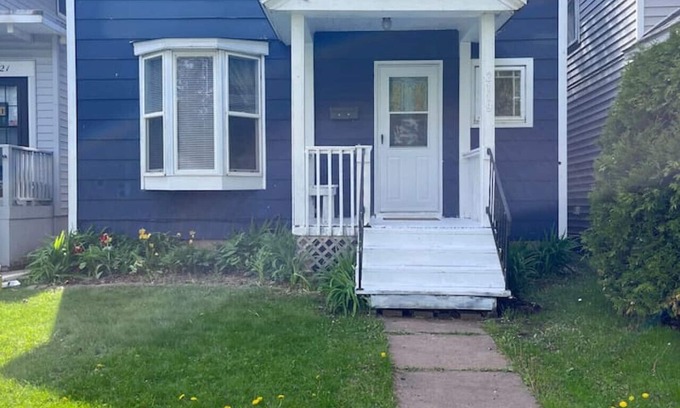 Superior House | Summer Fun in Duluth or Superior! 3bd 1bath. Dog friendly