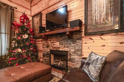 Pigeon Forge House | Summer Getaway w Grill Hot Tub & Resort Pool