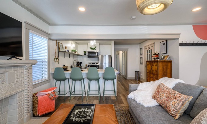 Hellman Street House | Summer in SoCal! 2BR Retreat Near Beach + Dtwn LBC. Only 30min to Disneyland!