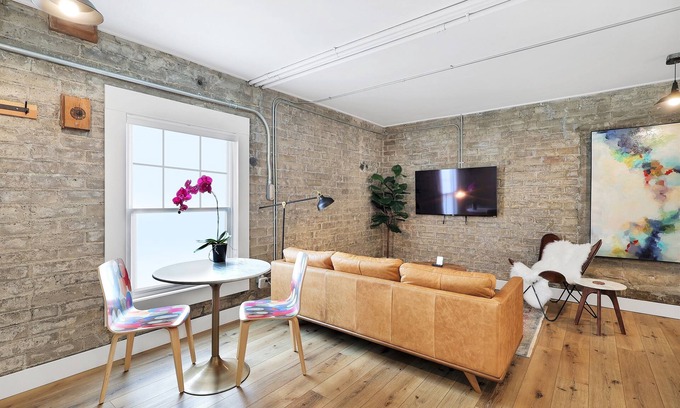 Mount Shasta Hotel | Summit Lofts+Brick walls+King Suite+Mt Shasta(101)