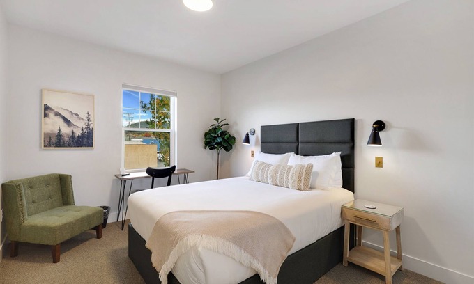 Mount Shasta Hotel | Summit Lofts, Downtown Mt Shasta, Queen Bed, #207