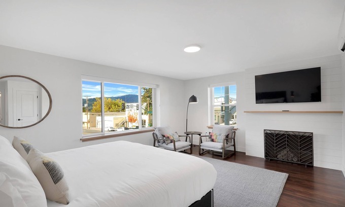 Mount Shasta Hotel | Summit Lofts, Extra Large Executive Suite, #210