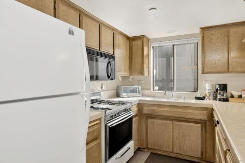 Summit Estates House | Summit Ski Resort Mountain View Condo - Walk to Snow Summit