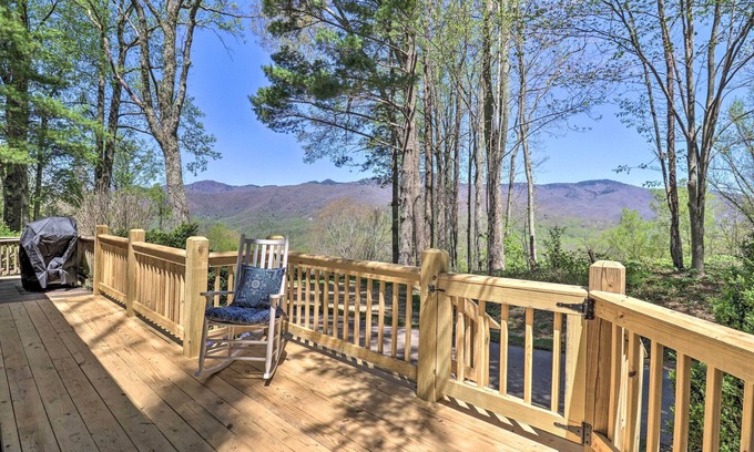 Balsam Cabin | 'Summit Splendor' Smoky Mountain Cabin w/Fire Pit