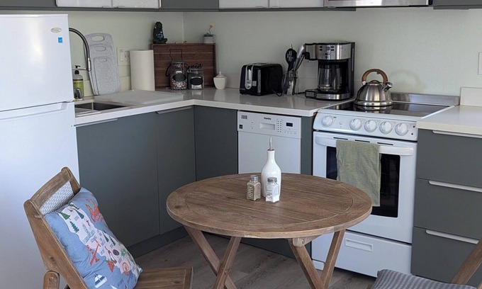 Cambrian House | Sun-filled 1-BR private Getaway in Beautiful safe and quiet Neighborhood