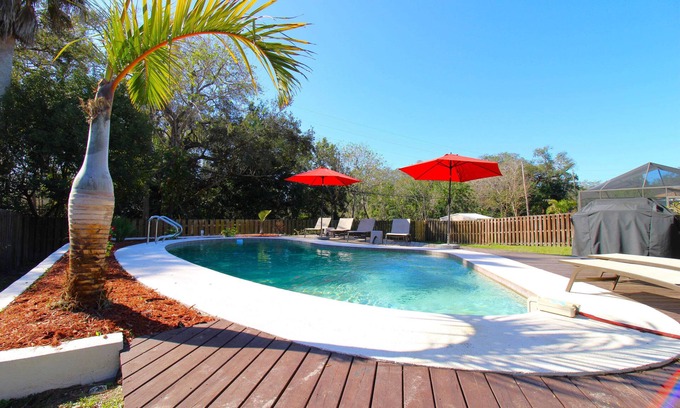 Rustic Oaks House | Sun-Soaked FL Haven | Heated Pool | Palm Harbor