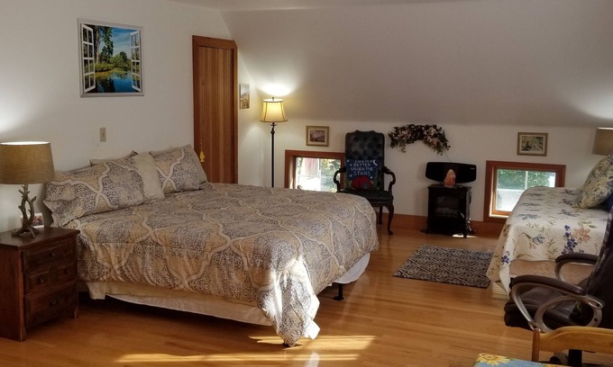 Newbury House | SUNAPEE RETREAT AT ENCHANTED FOREST - BRING KIDS - NEAR LAKE AND MOUNTAIN!