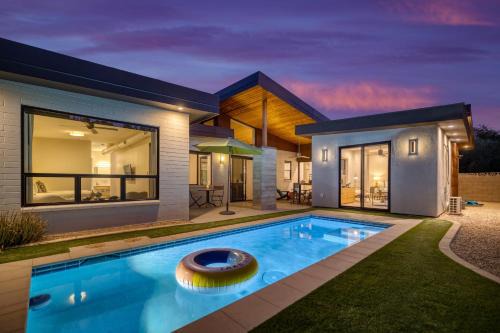 Peaceful Valley House | Sundrenched by AvantStay Pool Mins to Old Town