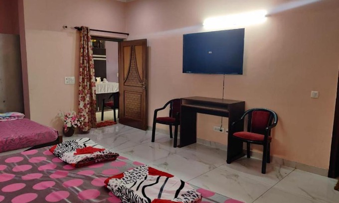 Greater Noida House | Sunita Sadan Homestay