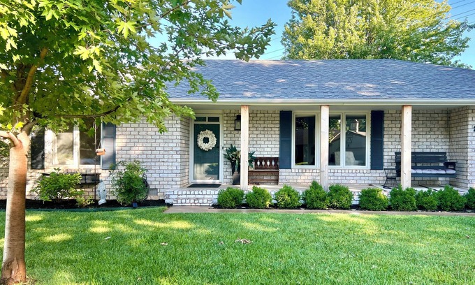 Hutchinson House | Sunlit Maple Inn - Charming 3 bedroom house in NW Hutchinson