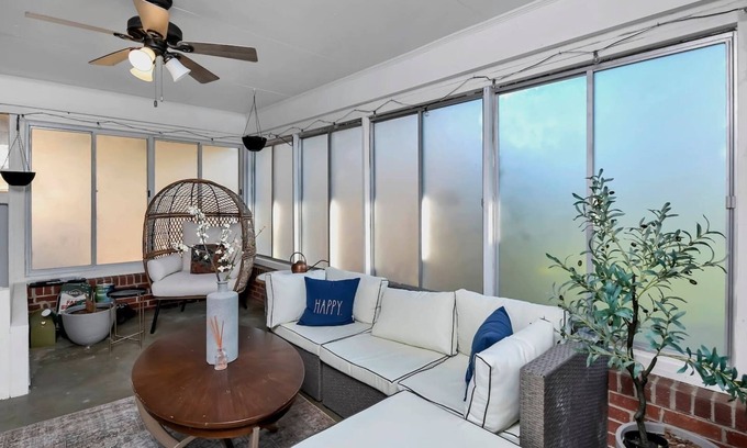 Columbia House | Sunlit Skyland Sanctuary | 1 Mi to Riverbanks Zoo