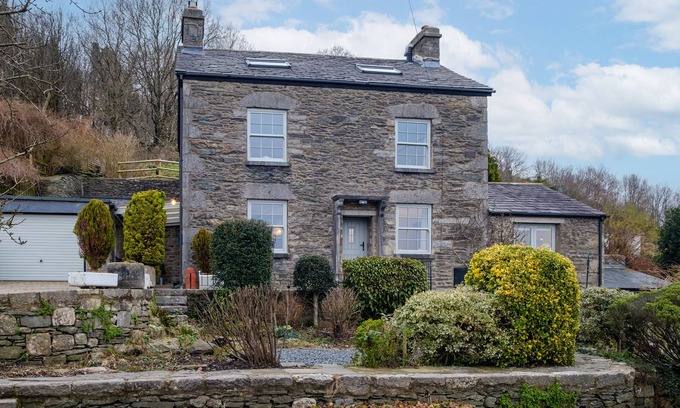 Lindale Cottage | SUNNY BRAE, family friendly, character holiday cottage in Lindale