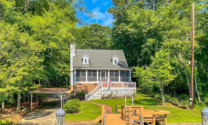 Prosperity House | Sunny Lakefront Escape in Prosperity w/ Dock!