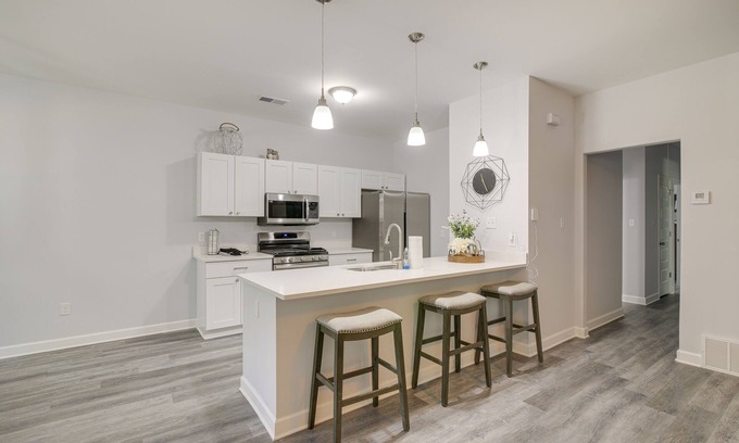 South Memphis Cottage | Sunny Memphis Home ~ 2 Mi to Beale Street!