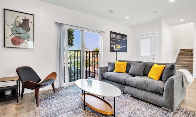 Hawthorne Apartment | Sunny Oasis Near LAX: Perfect for Travelers!