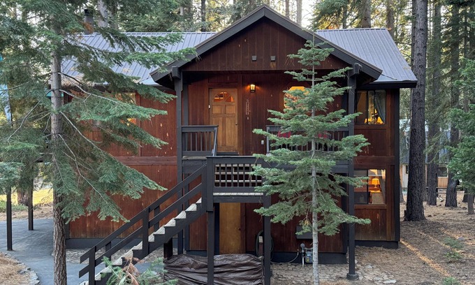 Truckee Cabin | Sunny Sierra Cabin Nestled in the Pines