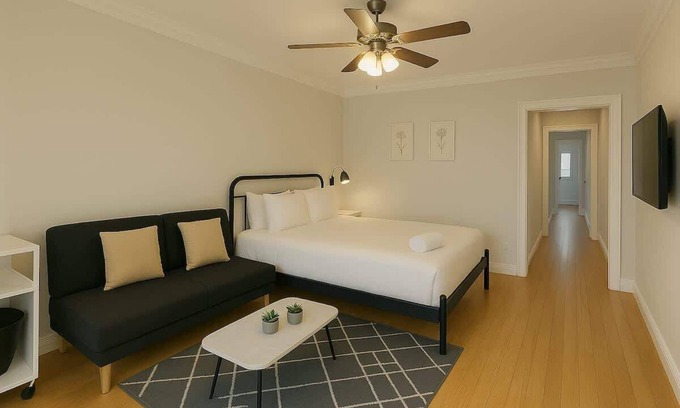 Ravenswood Apartment | Sunny Studio in Heart of Ravenswood