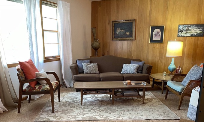 Shorewood House | Sunny Upper Flat in Shorewood. Great location, great community!