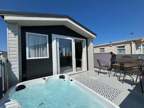Ingoldmells House | Sunnymede B5 - Fantasy Island - HOT TUB, ramped decking, patio doors, central heating, pet friendly - Meadow Lakes Caravan & Lodge Hire