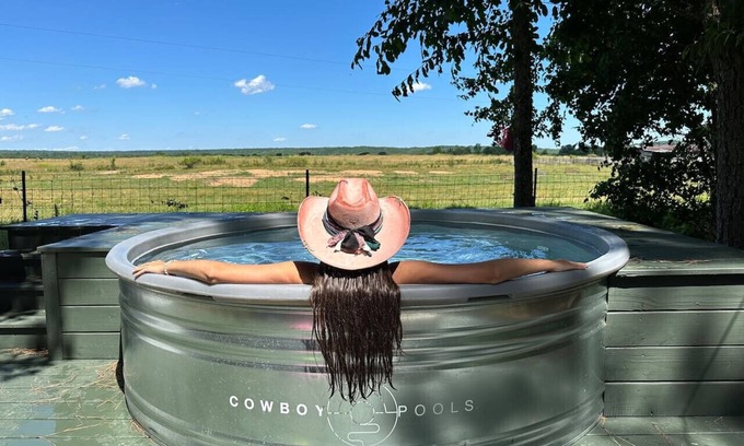 Mentone House | Sunrise, Mountain & Farm View | Heated Tub/Pool