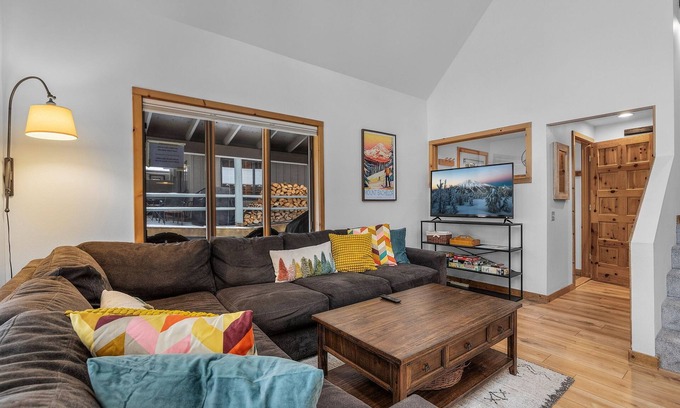 Sunriver Cabin | Sunriver Circle 4 | Hot Tub 6 Beds 8 SHARC Passes