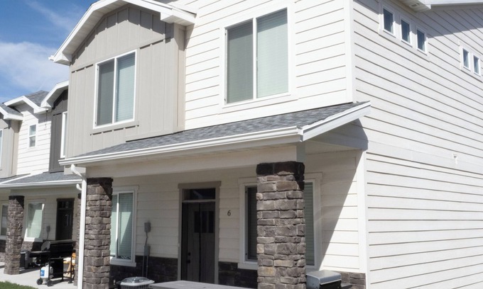 Garden City House | Sunset at Bear Lake- Cozy 2BD 1BA on main level w/garage