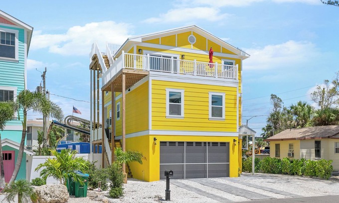 Bradenton Beach House | Sunset Beach House – Sleeps 18, Walk to Beach