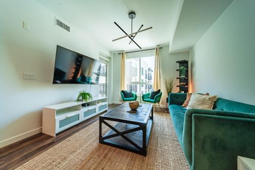 Vernon Apartment | Sunset Blvd 1 Bed Apt in the Heart of Hollywood