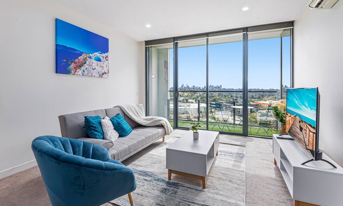 Malvern Apartment | Sunset city views from a top-floor stay with pool, gym, sauna, garden and secure parking. Supermarket and dining on-site. Close to parks, beaches, universities and shopping—great for business trips, family visits or Melbourne getaways.