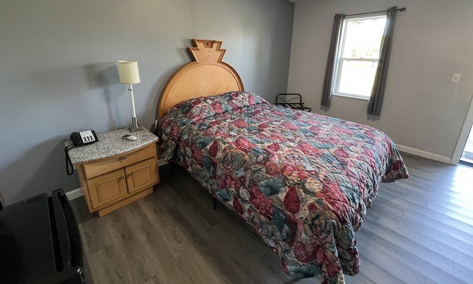 Bridgman House | Sunset Dunes Inn & Suites 104