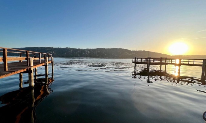 Clearlake House | Sunset Hideaway Lakefront Home w/3 bed/2 bath oasis