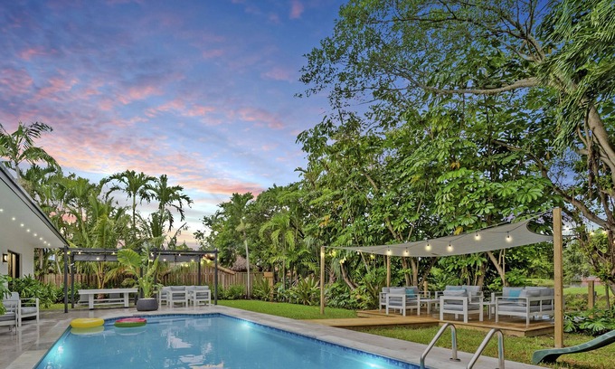 Westchester House | Sunset in Miami/22 guest/heated pool & lake view