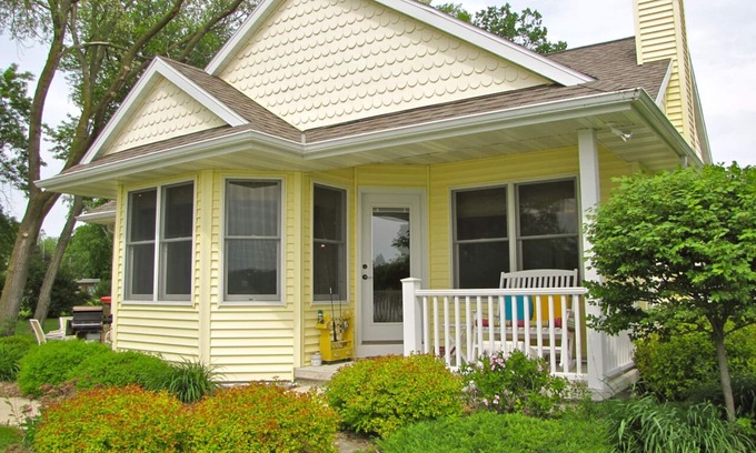 Green Lake Cottage | Sunset Nook Cottage: On Water, Charming, Sunsets, Boat Slip, Near Downtown!