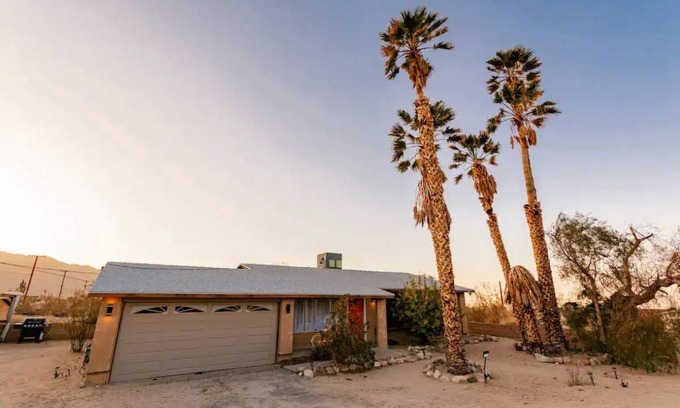 Twentynine Palms House | Sunset Oasis ! 3 min to Joshua Tree National Park! Ideal for family gatherings