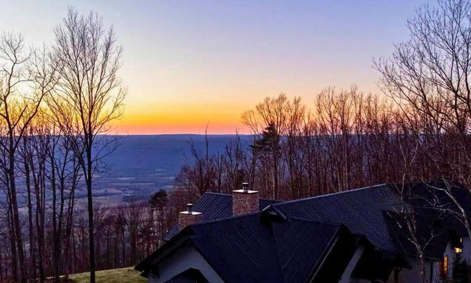 Signal Mountain House | Sunset Overlook: Serene Mountain Retreat