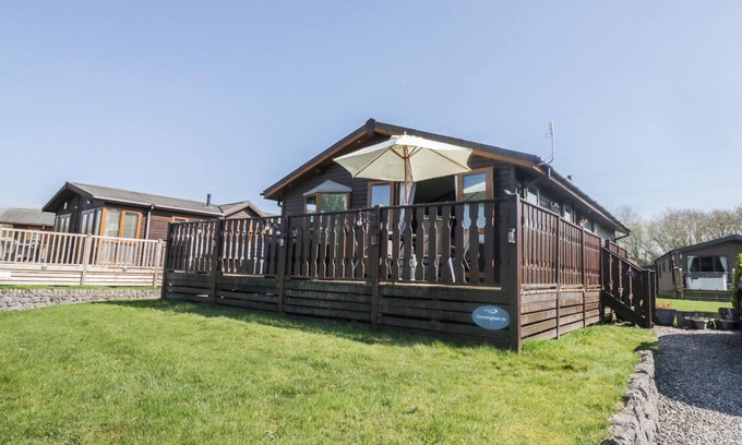 Tewitfield Cottage | SUNSET RETREAT, pet friendly, with pool in Carnforth