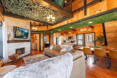 Bryant House | Sunset Ridge cabin 21 miles from Chatt TN Indoor pool & hot tub