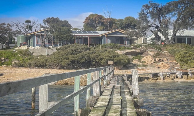 Lake Wangary House | Sunset Ridge has direct access to a private beach and small jetty.